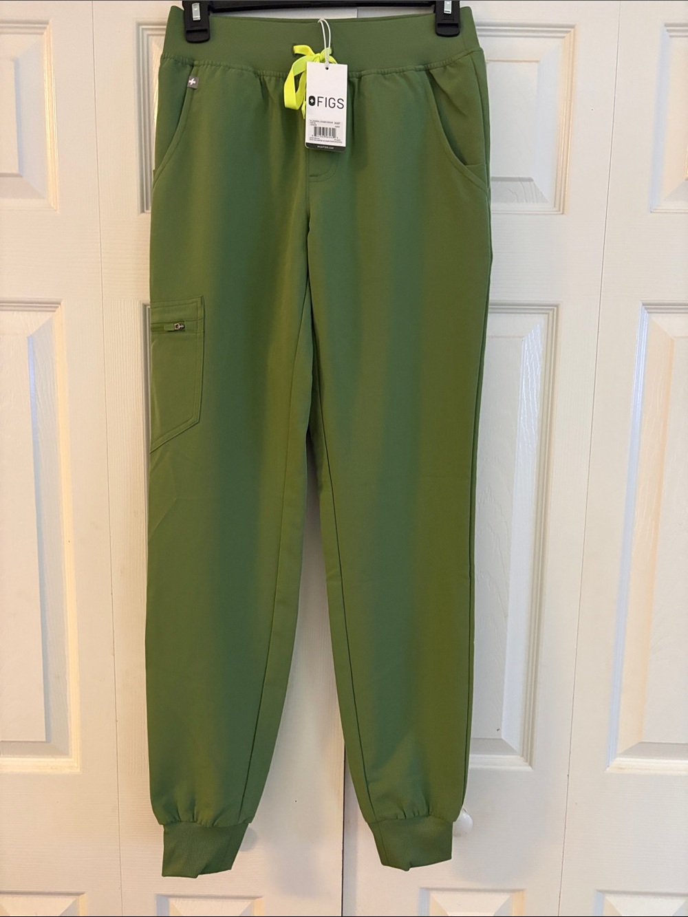 FIGS Women’s Olive Jogger scrub Pants with Zip Cargo Pocket size XXST